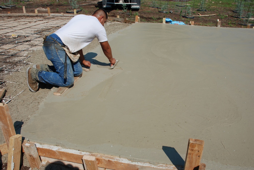 2010/05(May)/Firepit construction/1024x768_2010-05-29-49 Firepit Construction.jpg